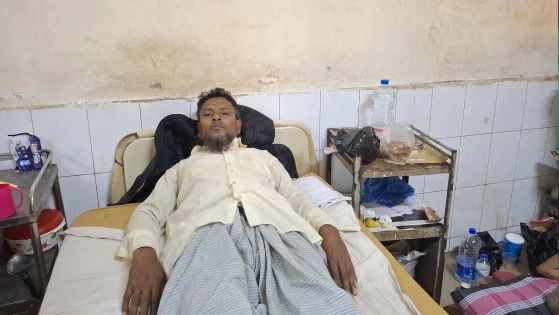 নোয়াখালীতে প্রকাশ্যে কৃষকদল নেতাকে পেটালেন বিএনপি নেতা